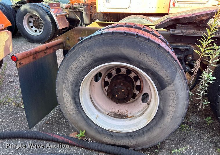 image for item NQ9813 2004 Kenworth T800  semi truck