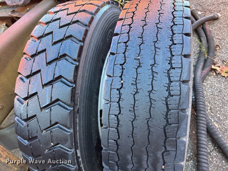 image for item NQ9813 2004 Kenworth T800  semi truck