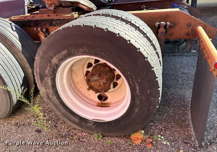 image for item NQ9813 2004 Kenworth T800  semi truck