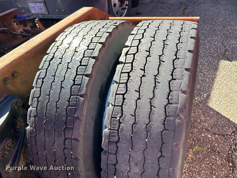 image for item NQ9813 2004 Kenworth T800  semi truck