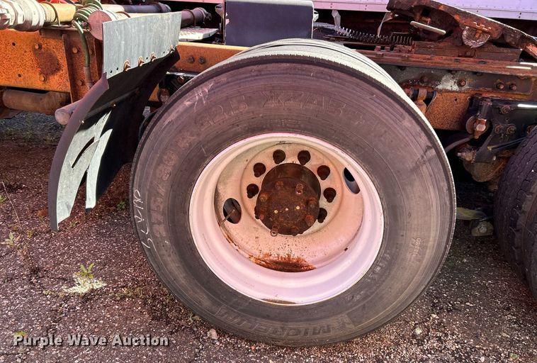 image for item NQ9813 2004 Kenworth T800  semi truck