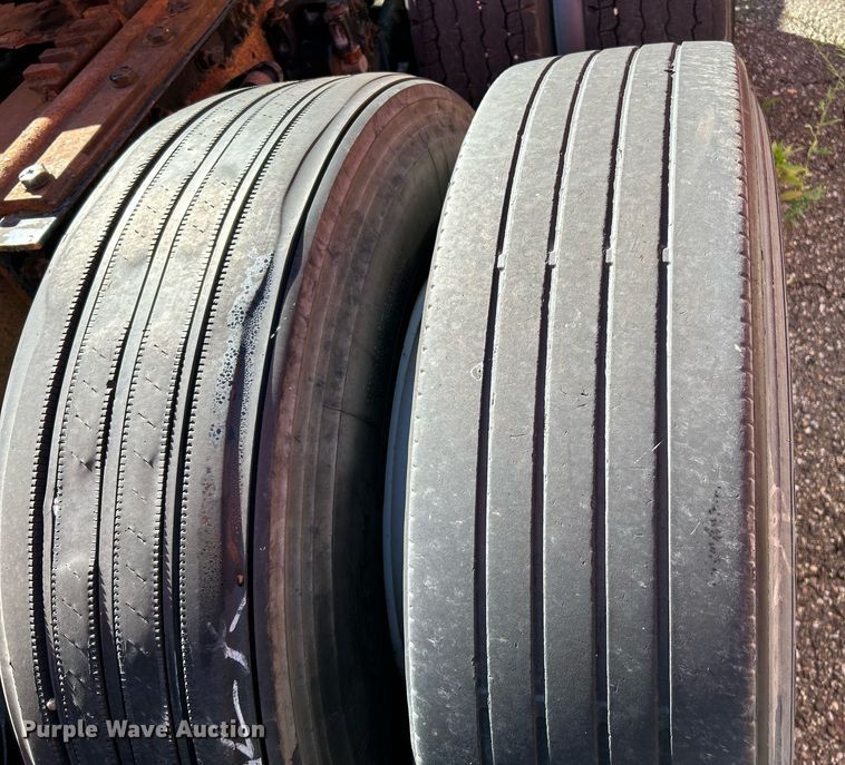 image for item NQ9813 2004 Kenworth T800  semi truck