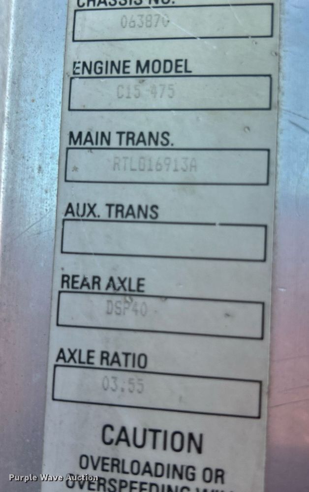 image for item NQ9813 2004 Kenworth T800  semi truck