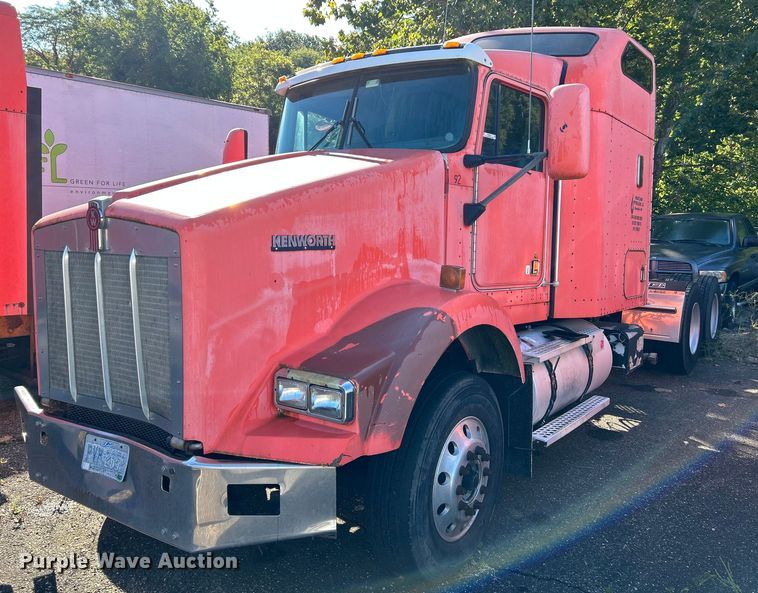 image for item NQ9814 2004 Kenworth T800  semi truck