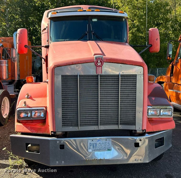 image for item NQ9814 2004 Kenworth T800  semi truck