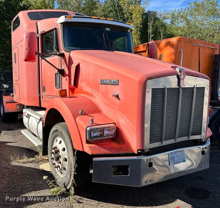 image for item NQ9814 2004 Kenworth T800  semi truck