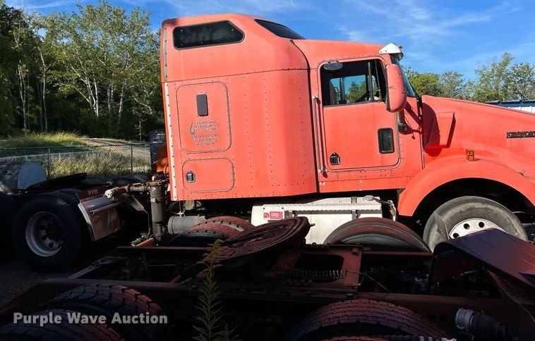 image for item NQ9814 2004 Kenworth T800  semi truck