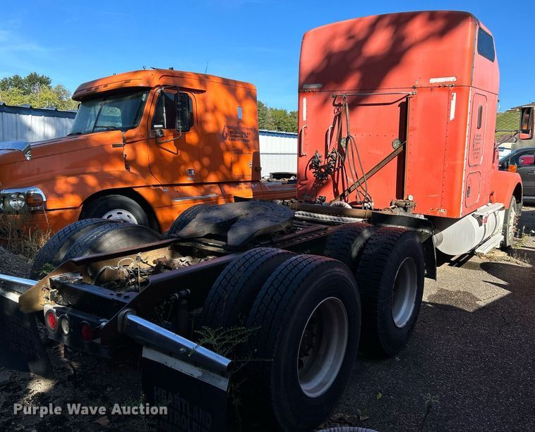 image for item NQ9814 2004 Kenworth T800  semi truck