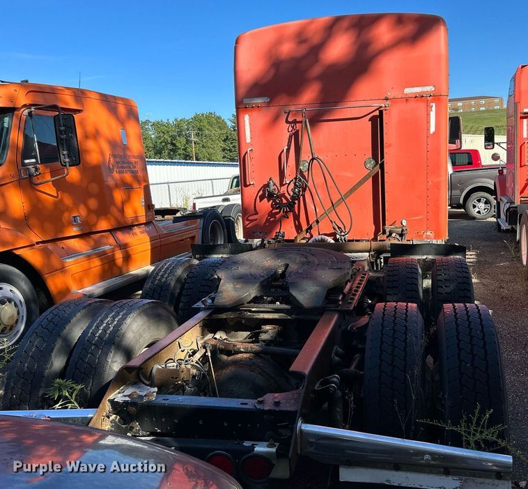 image for item NQ9814 2004 Kenworth T800  semi truck