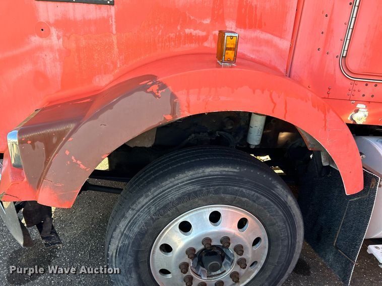 image for item NQ9814 2004 Kenworth T800  semi truck