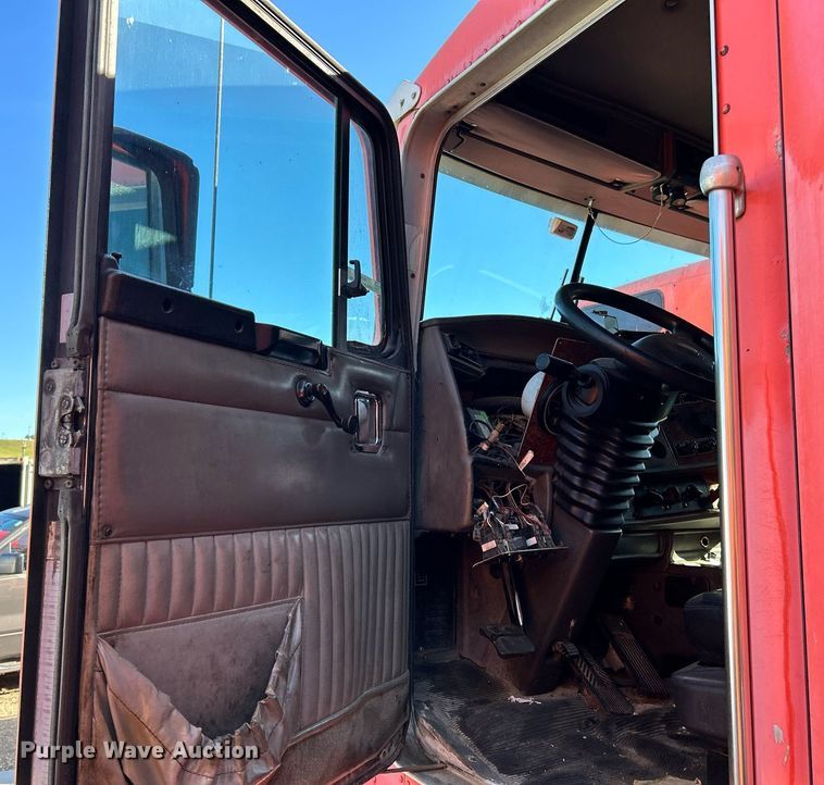 image for item NQ9814 2004 Kenworth T800  semi truck