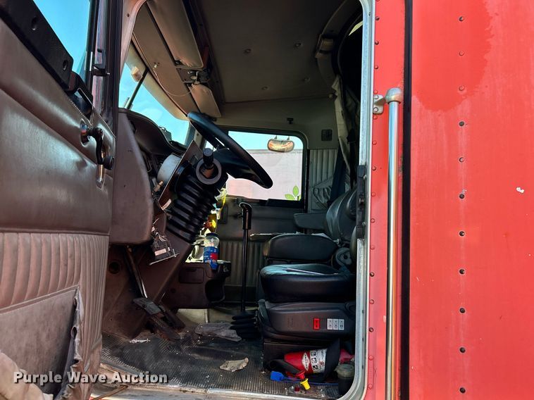 image for item NQ9814 2004 Kenworth T800  semi truck