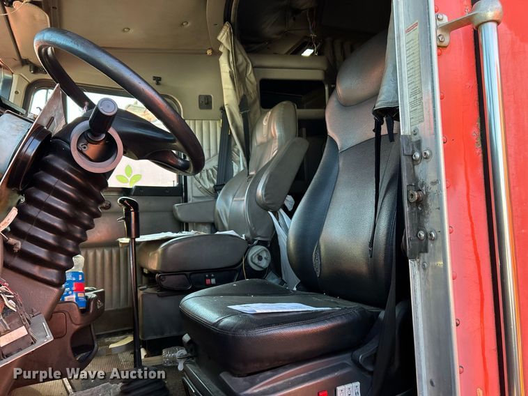 image for item NQ9814 2004 Kenworth T800  semi truck