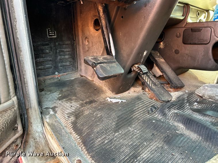 image for item NQ9814 2004 Kenworth T800  semi truck