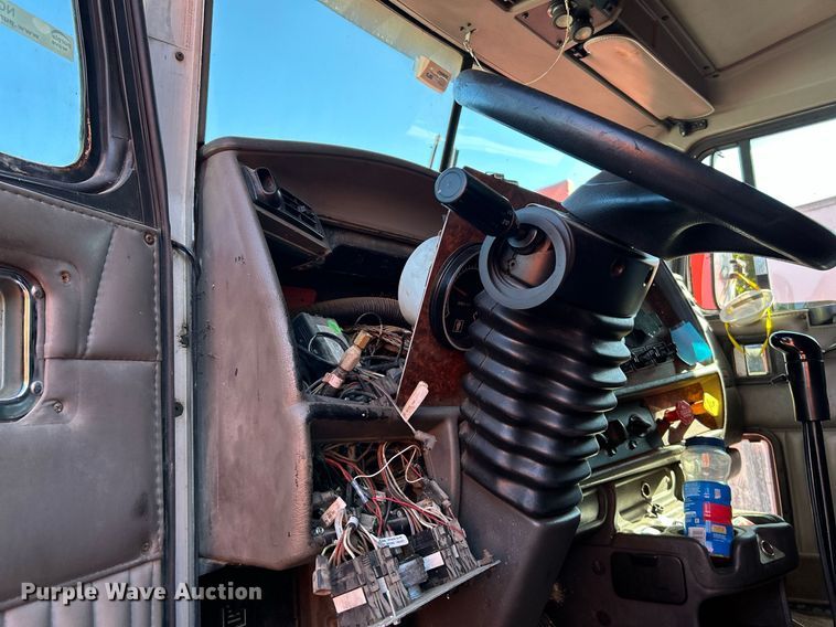 image for item NQ9814 2004 Kenworth T800  semi truck