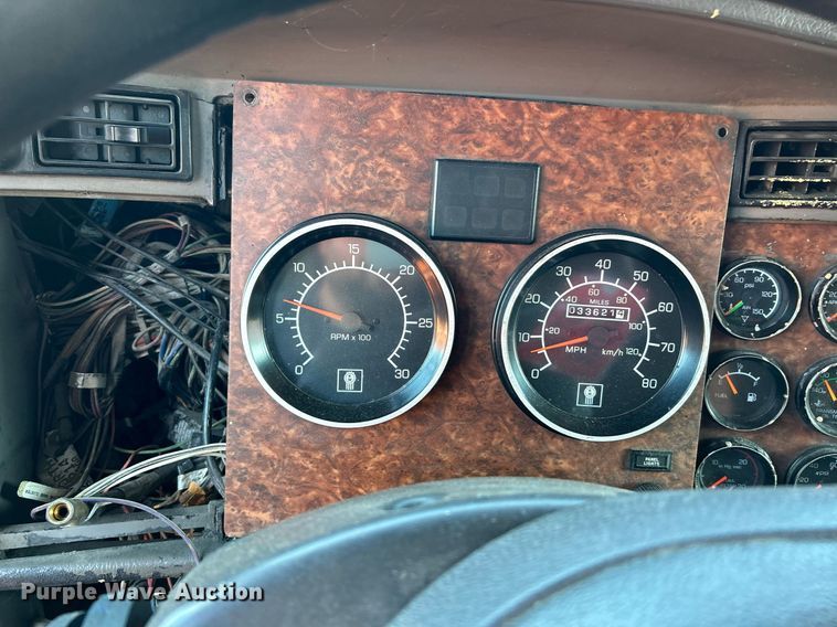 image for item NQ9814 2004 Kenworth T800  semi truck