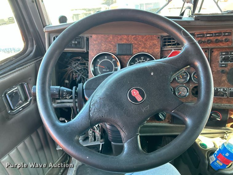 image for item NQ9814 2004 Kenworth T800  semi truck