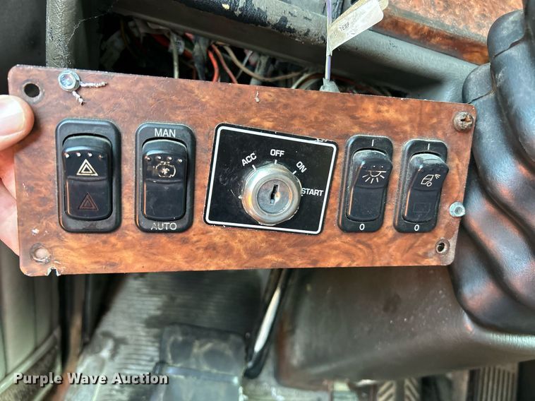 image for item NQ9814 2004 Kenworth T800  semi truck