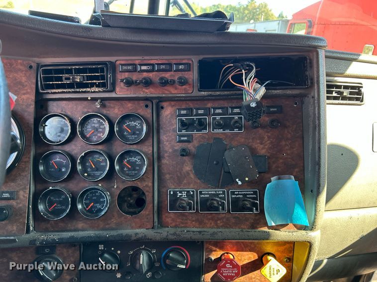 image for item NQ9814 2004 Kenworth T800  semi truck