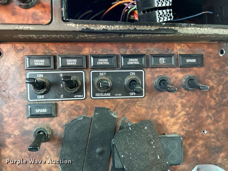 image for item NQ9814 2004 Kenworth T800  semi truck