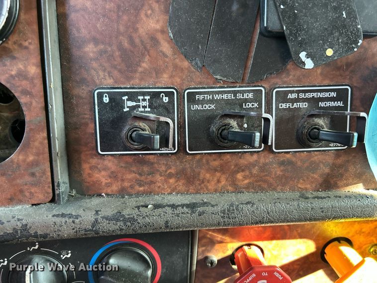 image for item NQ9814 2004 Kenworth T800  semi truck