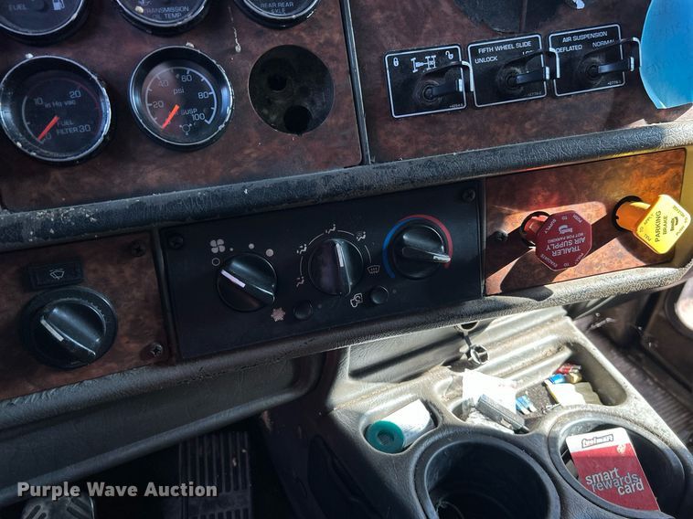 image for item NQ9814 2004 Kenworth T800  semi truck