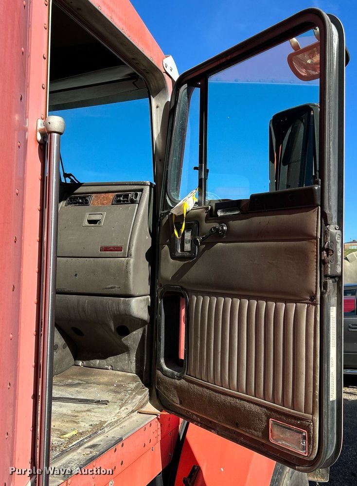 image for item NQ9814 2004 Kenworth T800  semi truck