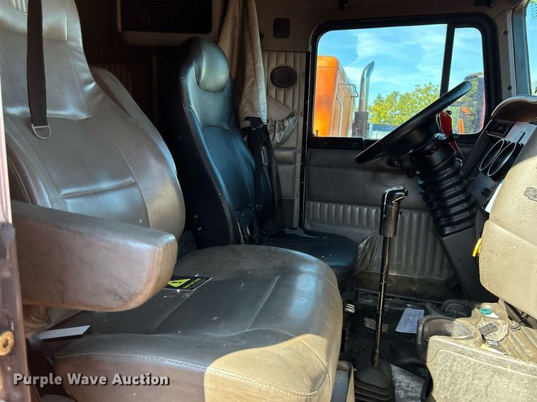 image for item NQ9814 2004 Kenworth T800  semi truck