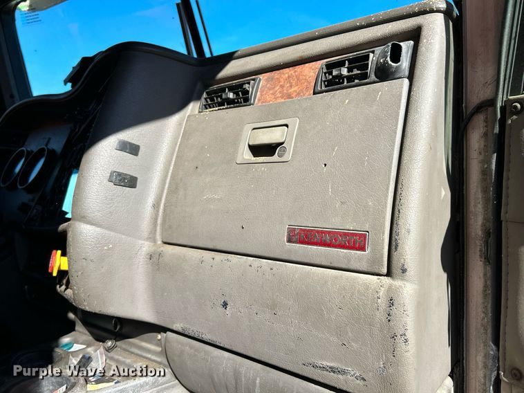 image for item NQ9814 2004 Kenworth T800  semi truck