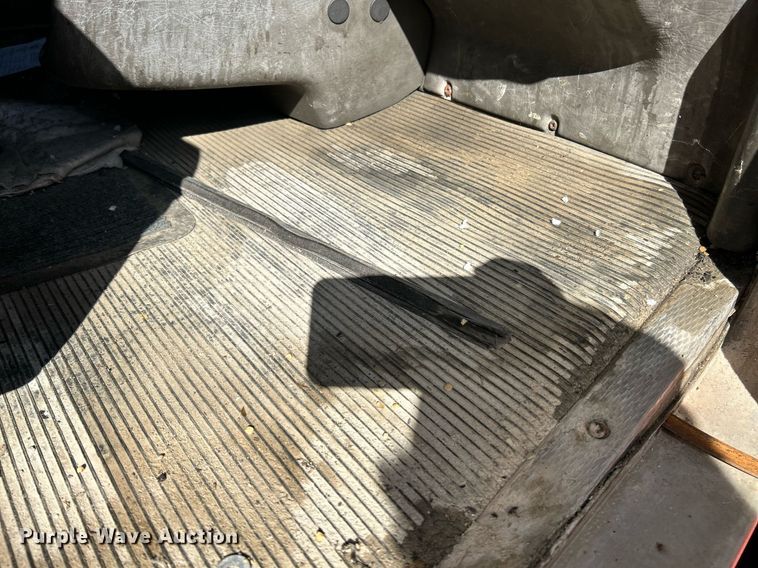 image for item NQ9814 2004 Kenworth T800  semi truck