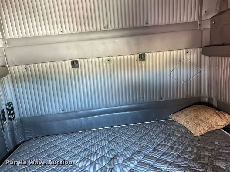 image for item NQ9814 2004 Kenworth T800  semi truck