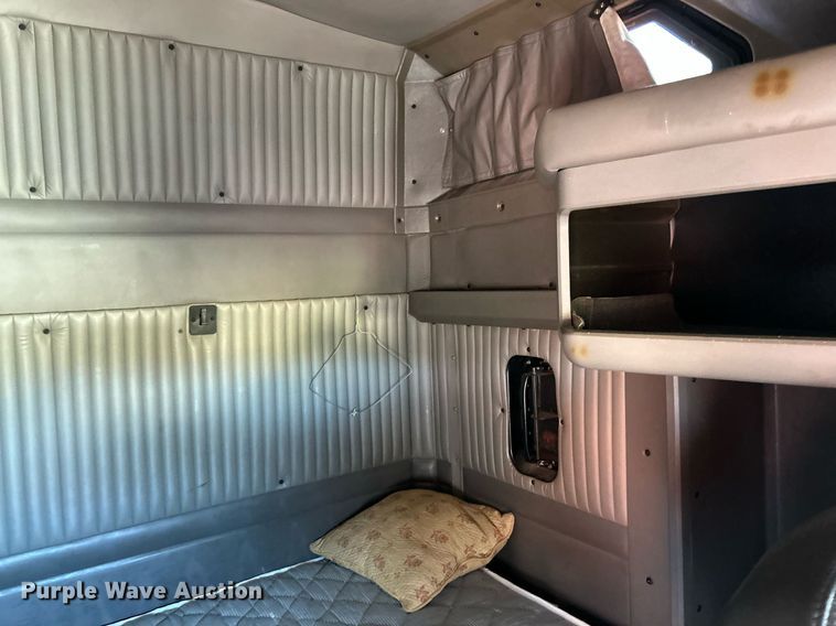 image for item NQ9814 2004 Kenworth T800  semi truck