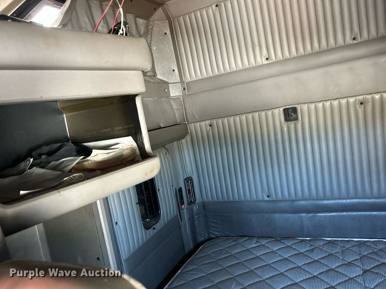 image for item NQ9814 2004 Kenworth T800  semi truck