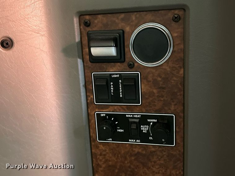 image for item NQ9814 2004 Kenworth T800  semi truck