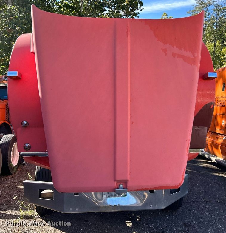 image for item NQ9814 2004 Kenworth T800  semi truck