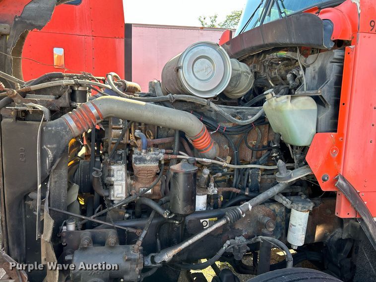 image for item NQ9814 2004 Kenworth T800  semi truck