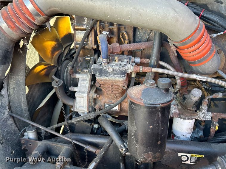 image for item NQ9814 2004 Kenworth T800  semi truck