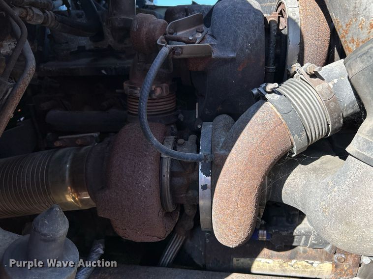 image for item NQ9814 2004 Kenworth T800  semi truck