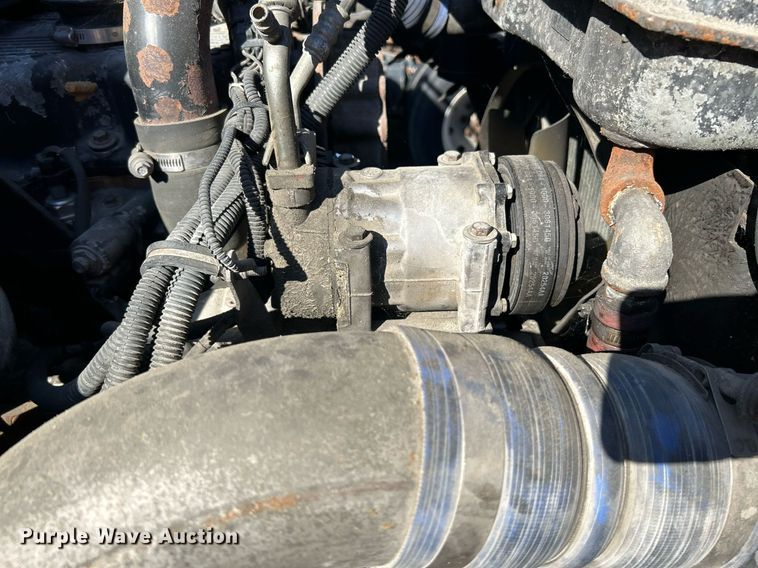 image for item NQ9814 2004 Kenworth T800  semi truck