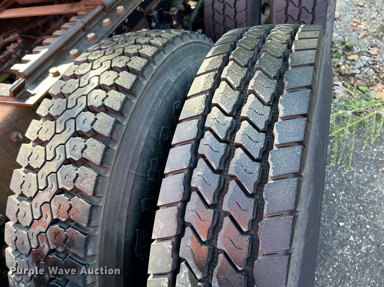 image for item NQ9814 2004 Kenworth T800  semi truck