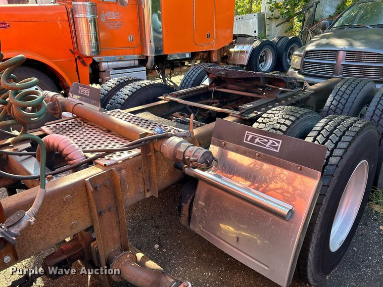 image for item NQ9814 2004 Kenworth T800  semi truck