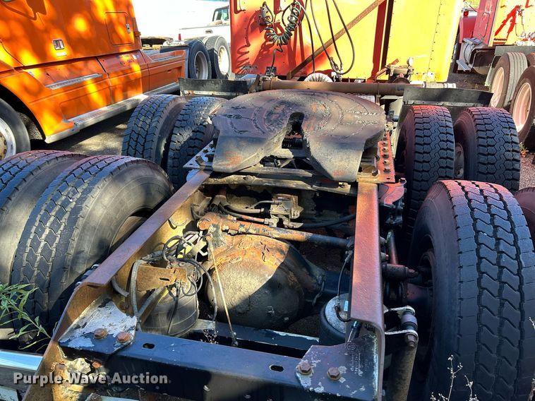 image for item NQ9814 2004 Kenworth T800  semi truck