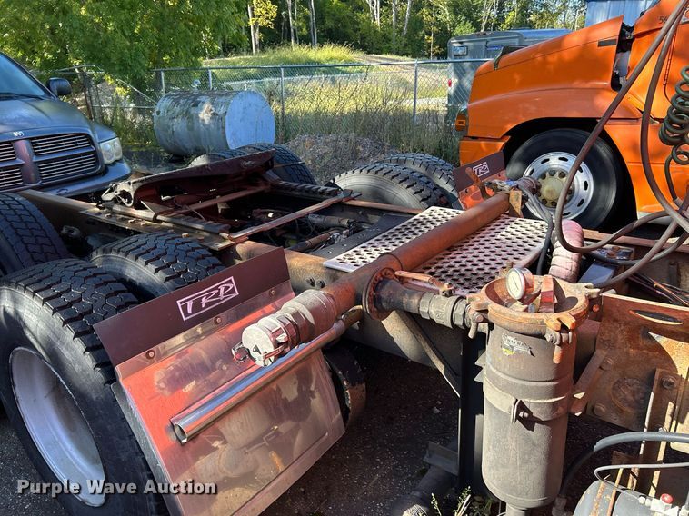 image for item NQ9814 2004 Kenworth T800  semi truck