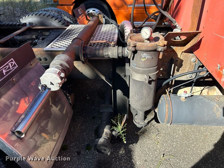 image for item NQ9814 2004 Kenworth T800  semi truck