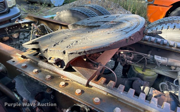 image for item NQ9814 2004 Kenworth T800  semi truck