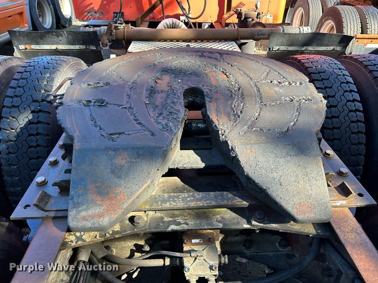 image for item NQ9814 2004 Kenworth T800  semi truck