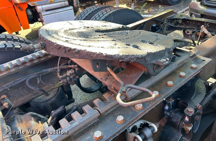 image for item NQ9814 2004 Kenworth T800  semi truck