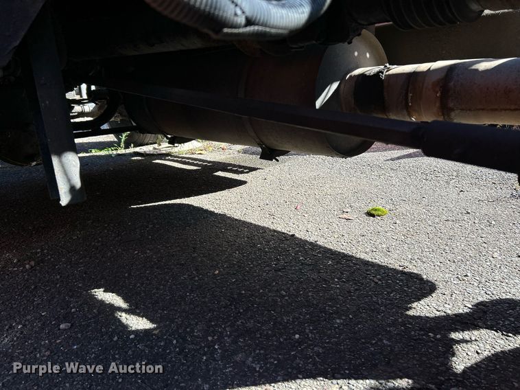 image for item NQ9814 2004 Kenworth T800  semi truck