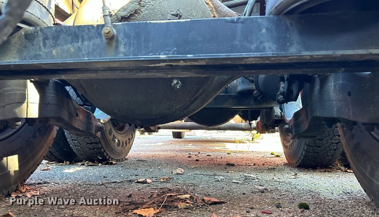 image for item NQ9814 2004 Kenworth T800  semi truck