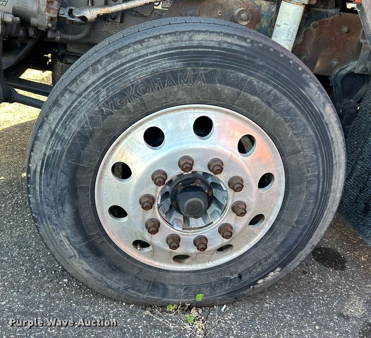 image for item NQ9814 2004 Kenworth T800  semi truck